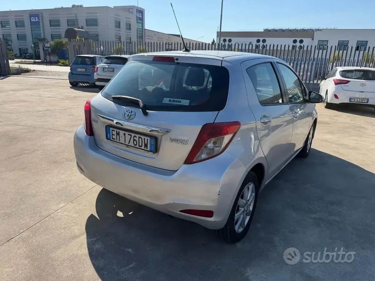 Usata Toyota Yaris Active 90 CV (66 kW) 2012 Bianco Utilitaria