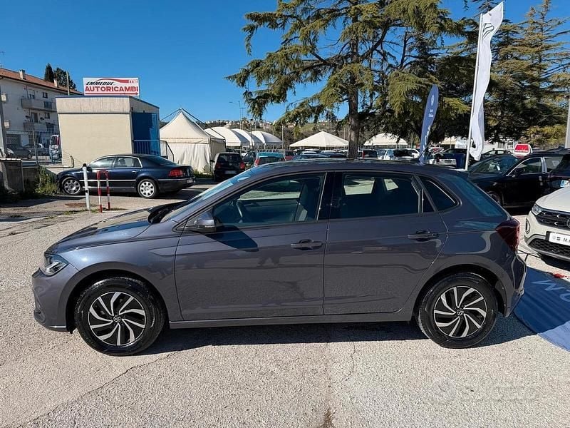 Usata VW Polo Life 90 CV (66 kW) 2024 Smoky grey metallizzato Utilitaria