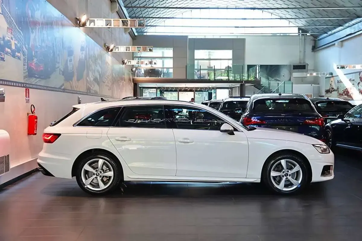 Käytetty Audi A4 Advanced Plus 136 HP (100 kW) 2024 Valkoinen Farmari