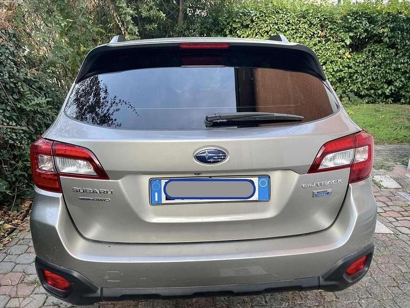 Usata Subaru Outback Trend 150 CV (110 kW) 2015 Oro SUV