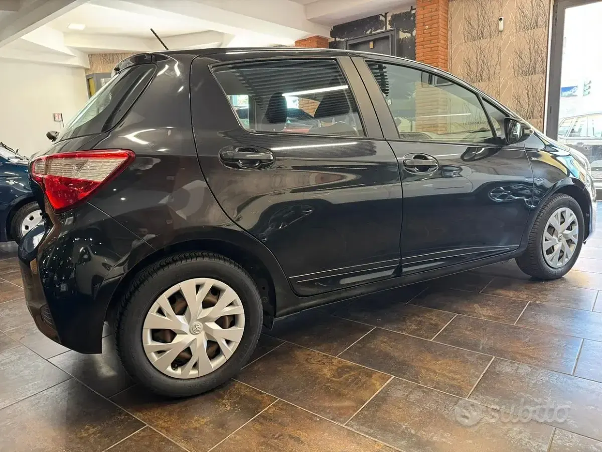 Usata Toyota Yaris Active 72 CV (52 kW) 2018 Nero Berlina