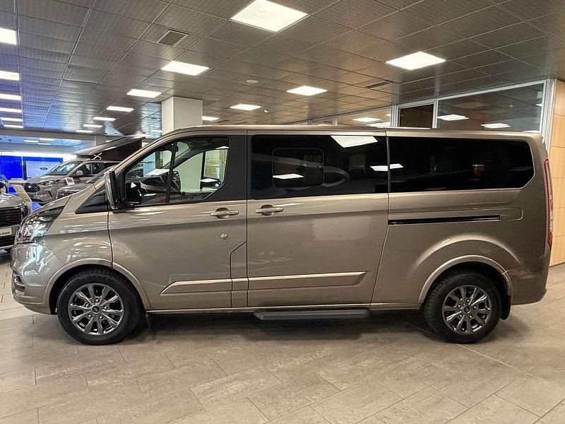 Usata Ford Tourneo Titanium 150 CV (110 kW) 2022 Diffused silver Monovolume