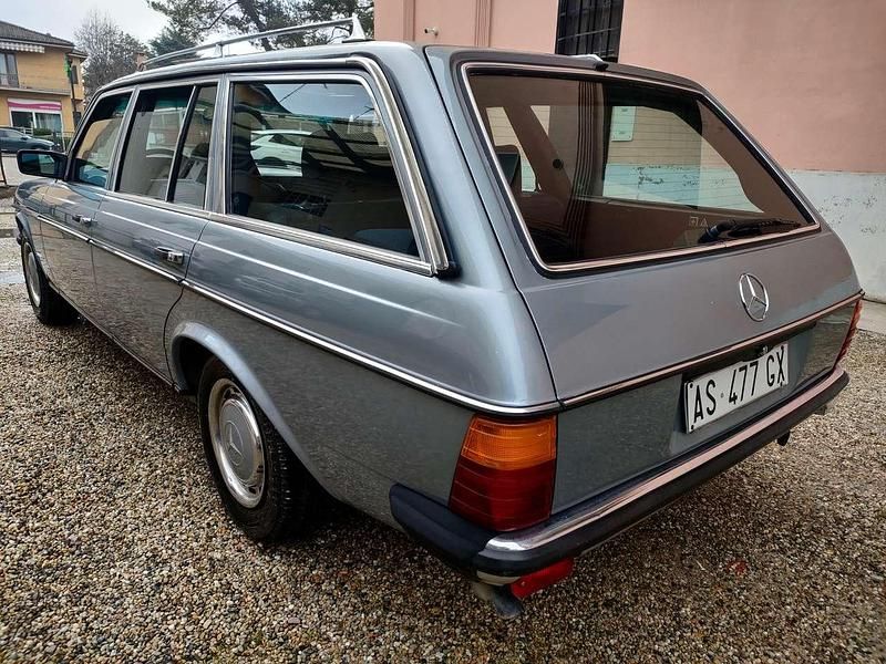 Usata Mercedes E200 109 CV (80 kW) 1983 Blu/azzurro Station wagon