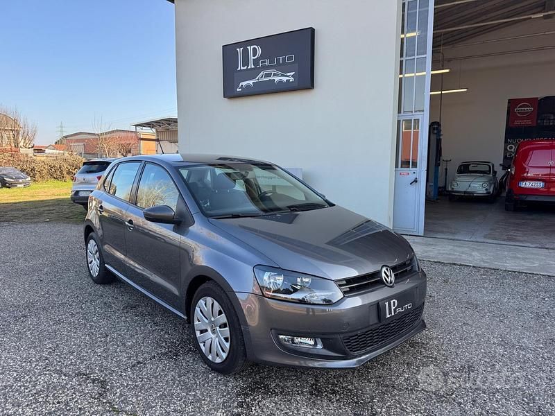 Grigio Usata 2010 VW Polo Comfortline Tre volumi | 6000 € (Buon prezzo) - Immagine 1/4