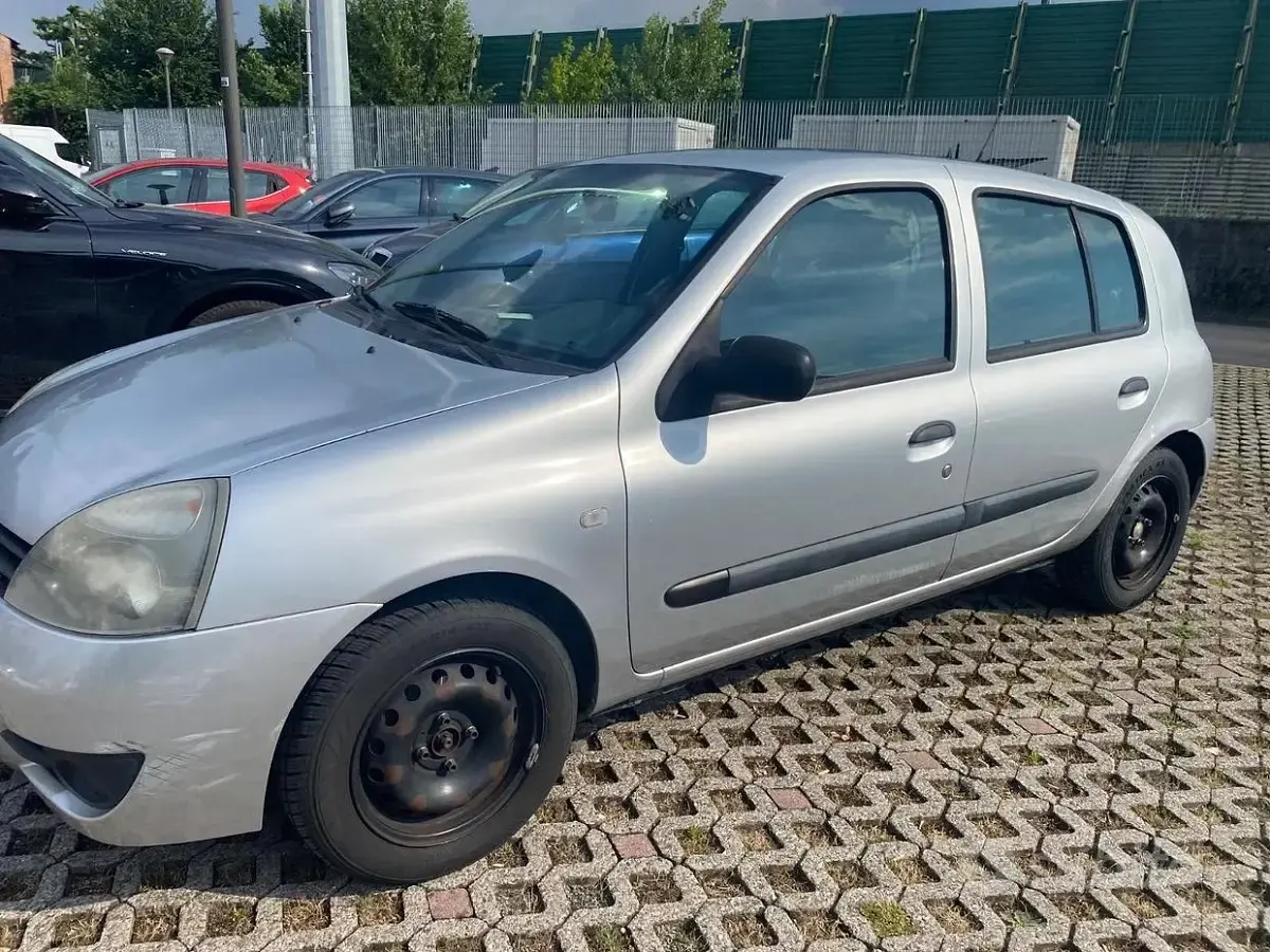 Usata Renault Clio II 58 CV (42 kW) 2007 Grigio Berlina