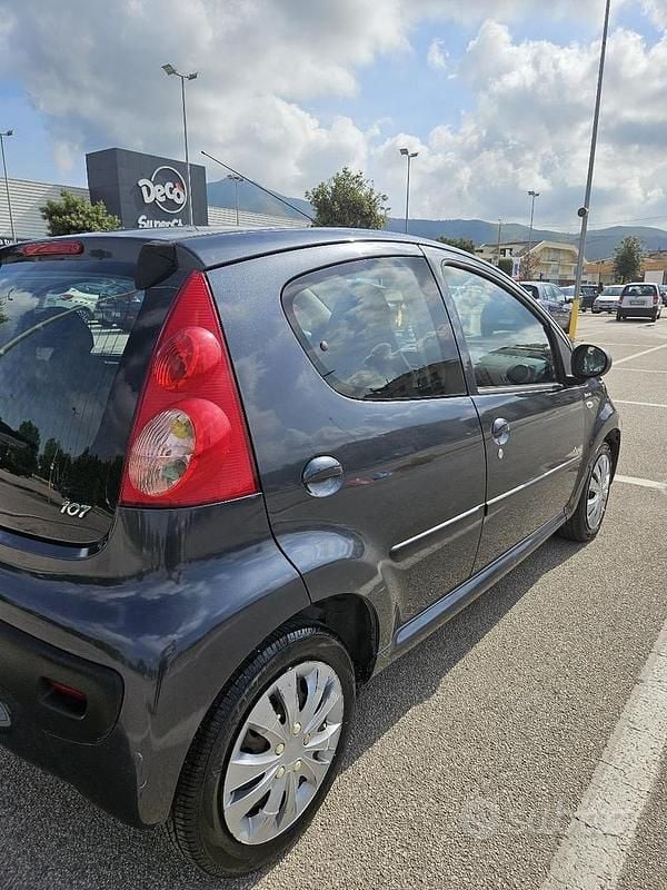 Usata Peugeot 107 68 CV (50 kW) 2007 Grigio Utilitaria