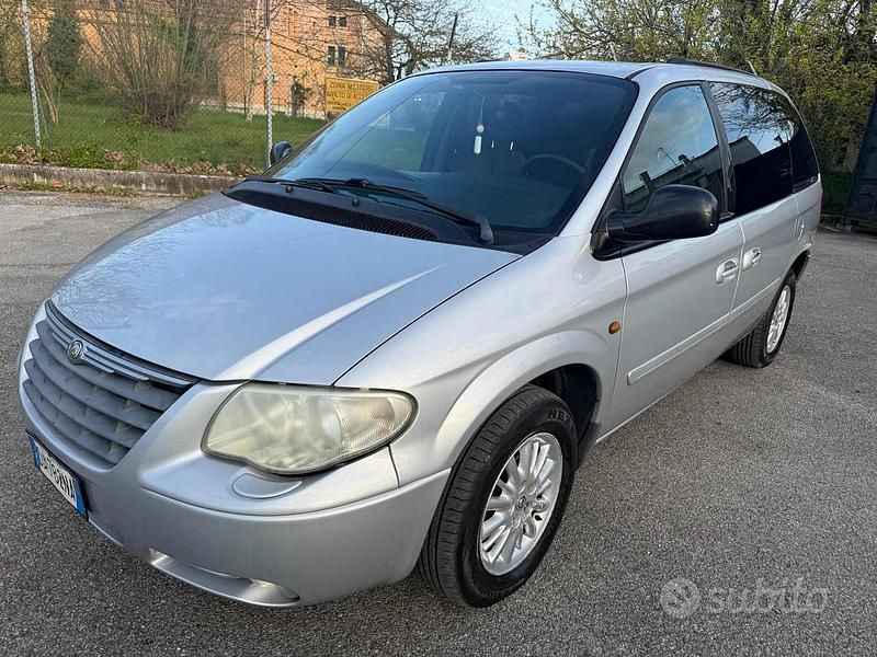Usata Chrysler Voyager 150 CV (110 kW) 2006 Grigio Monovolume
