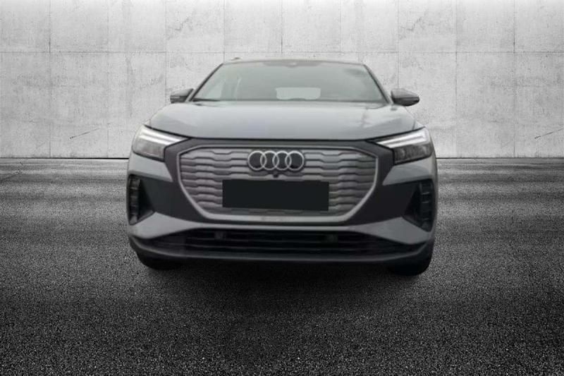 Käytetty Audi Q4 e-tron Advanced 69 kW (95 HP) 2022 Harmaa Katumaasturi