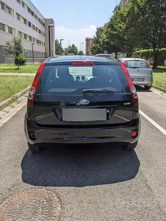 Usata Ford Fiesta 68 CV (50 kW) 2007 Nero Utilitaria