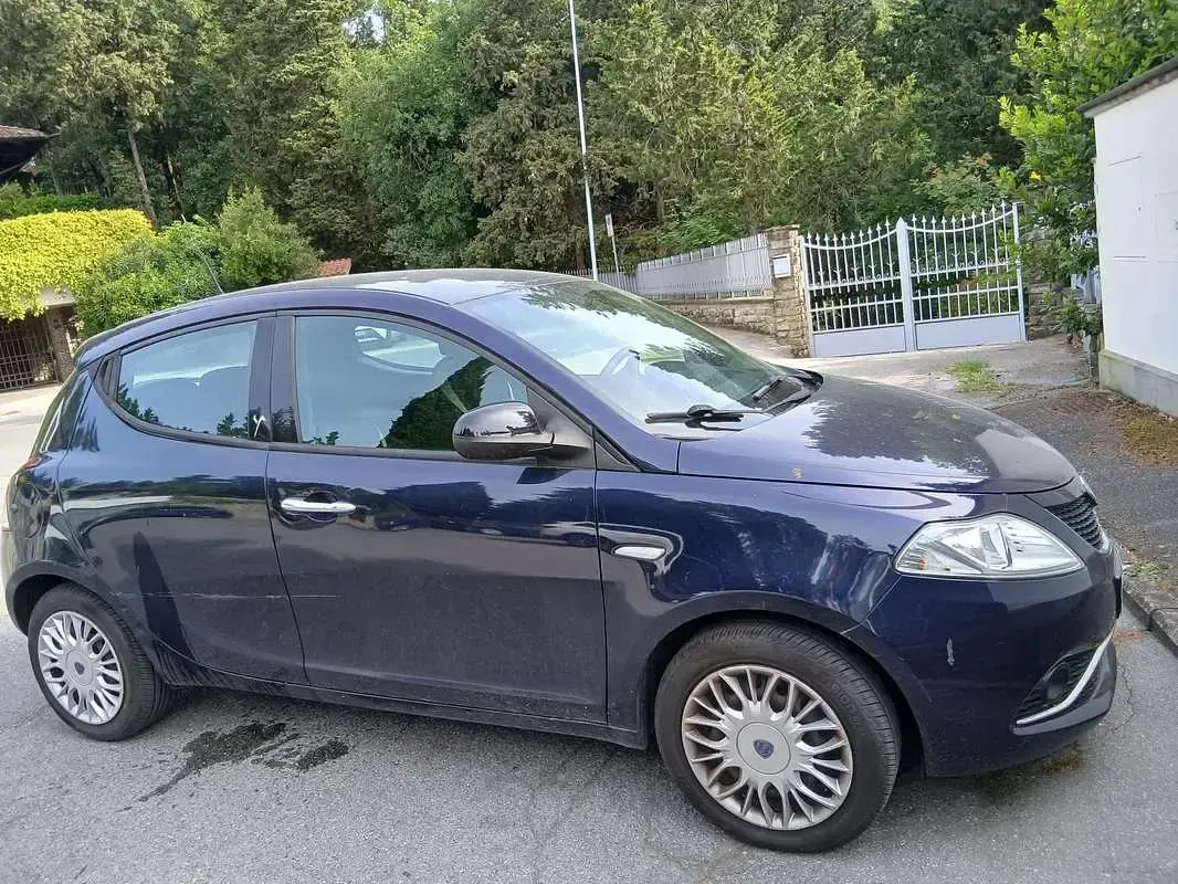 Usata Lancia Ypsilon Gold 69 CV (50 kW) 2017 Nero Utilitaria