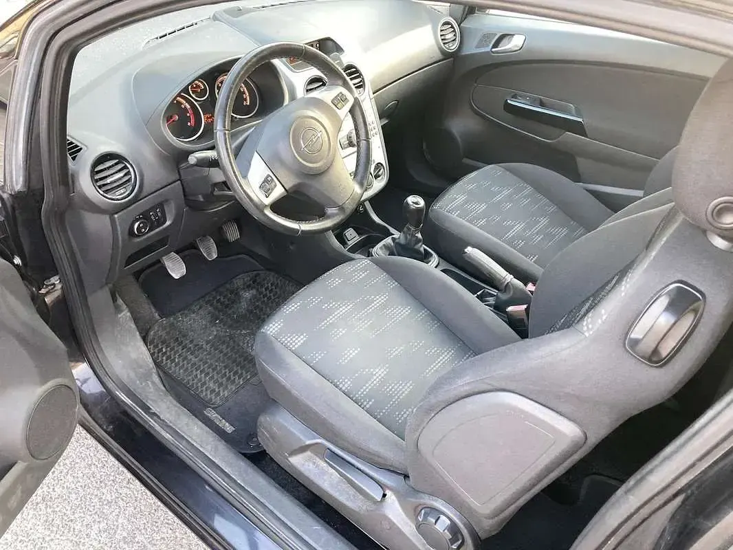 Usata Opel Corsa Edition 86 CV (63 kW) 2011 Nero Utilitaria
