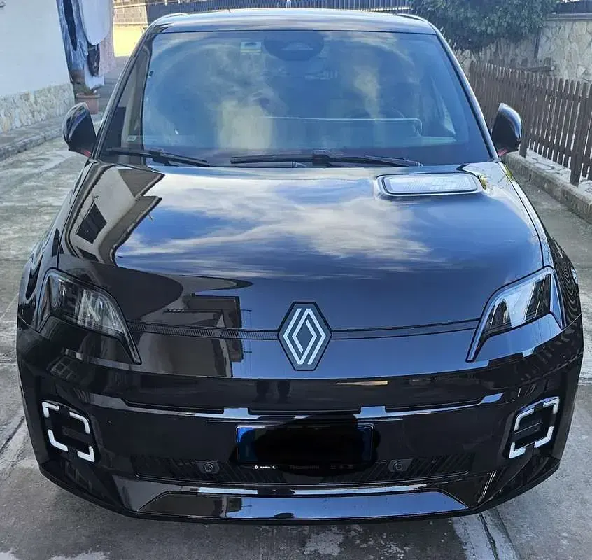 Usata Renault 5 E-Tech Iconic 110 kW (150 CV) 2024 Nero Utilitaria