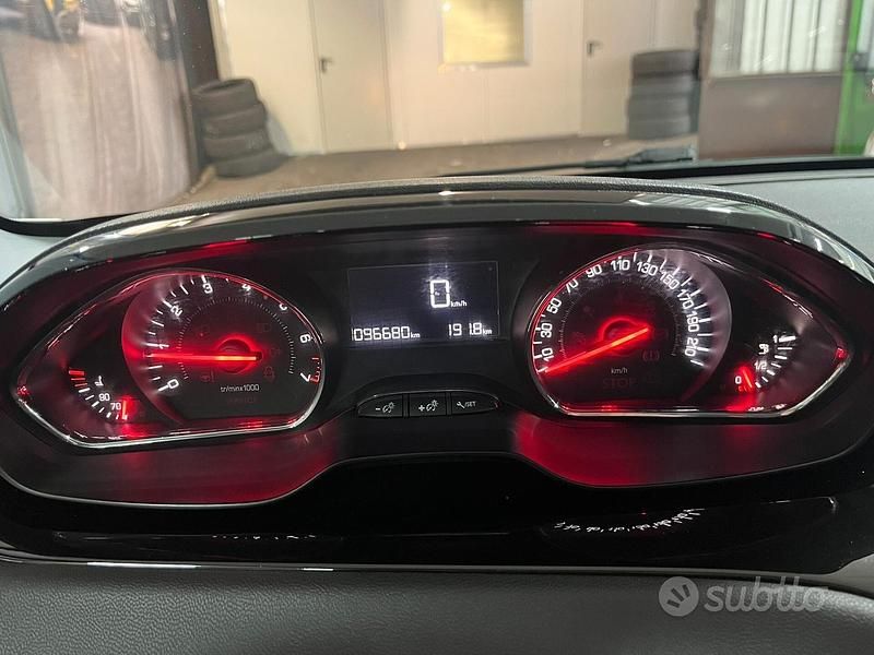 Usata Peugeot 208 82 CV (60 kW) 2013 Bianco Utilitaria