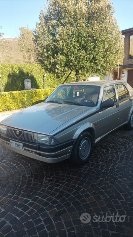 Usata Alfa Romeo 75 165 CV (121 kW) 1986 Grigio Berlina