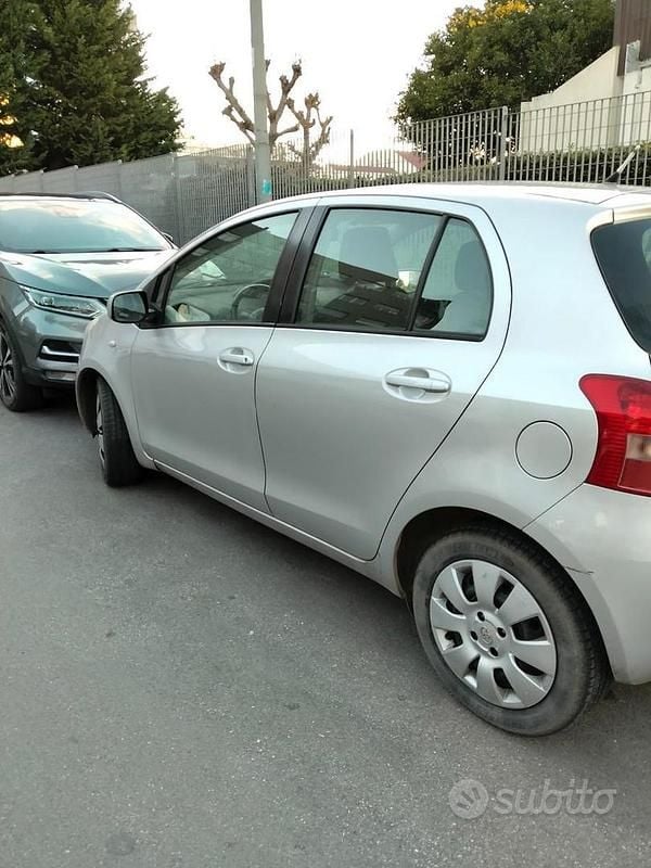 Usata Toyota Yaris 100 CV (73 kW) 2013 Grigio Utilitaria