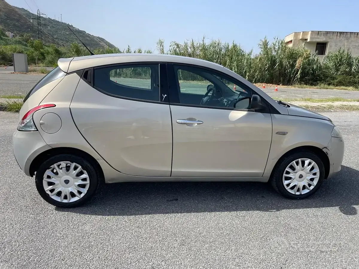 Usata Lancia Ypsilon 95 CV (69 kW) 2012 Beige Utilitaria