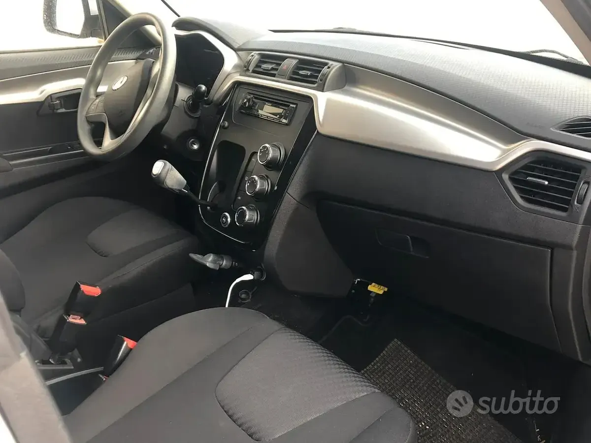 Usata Mahindra KUV100 87 CV (63 kW) 2022 Grigio SUV
