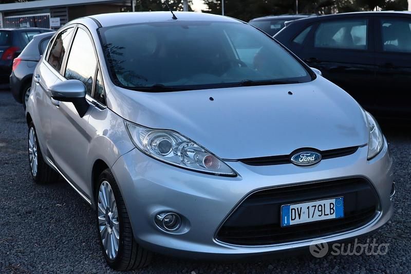 Usata Ford Fiesta Titanium 68 CV (50 kW) 2009 Grigio Berlina