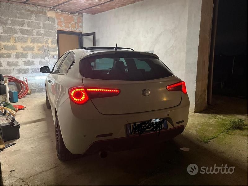 Usata Alfa Romeo Giulietta Exclusive 105 CV (77 kW) 2010 Bianco Utilitaria