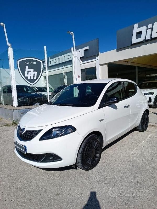 Usata Lancia Ypsilon Gold 69 CV (50 kW) 2022 Bianco Utilitaria