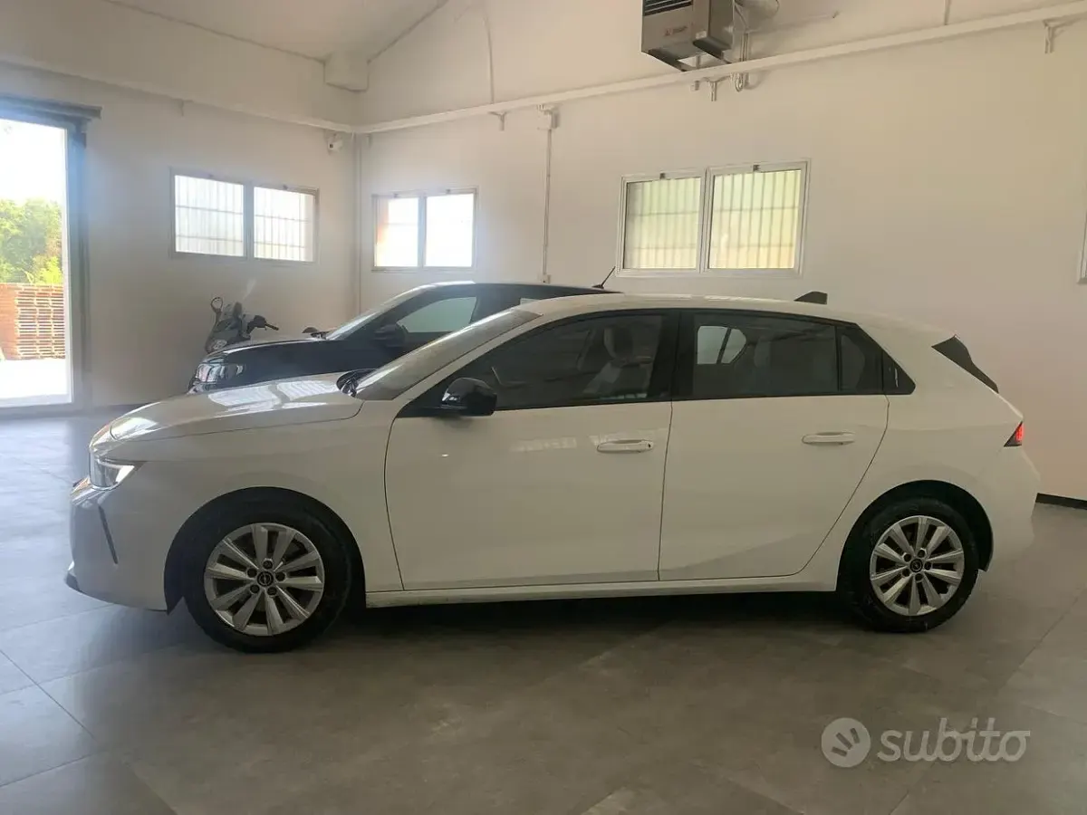 Usata Opel Astra Edition 131 CV (96 kW) 2022 Bianco Utilitaria
