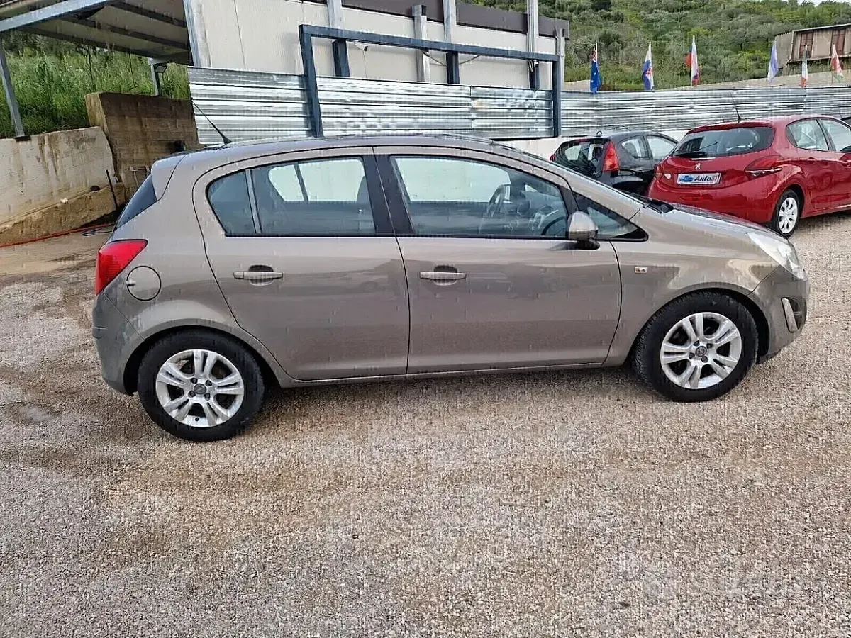 Usata Opel Corsa 95 CV (69 kW) 2012 Marrone Utilitaria
