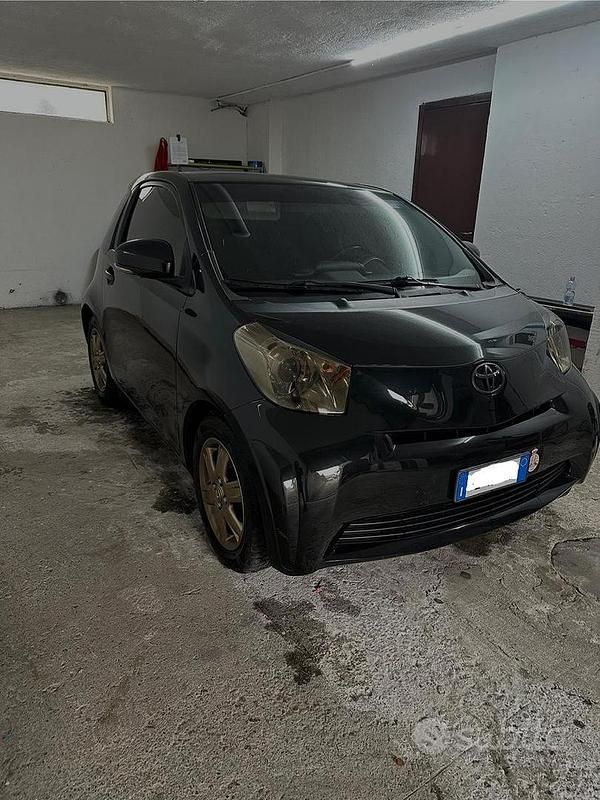 Begagnad Toyota iQ 98 HK (72 kW) 2012 Svart Halvkombi