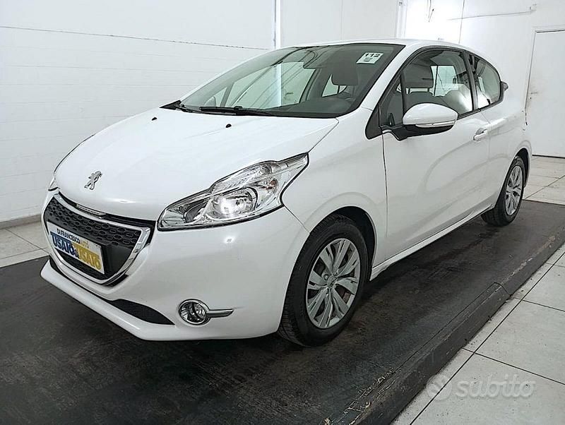 Usata Peugeot 208 Active 82 CV (60 kW) 2013 Bianco metallizzato Utilitaria
