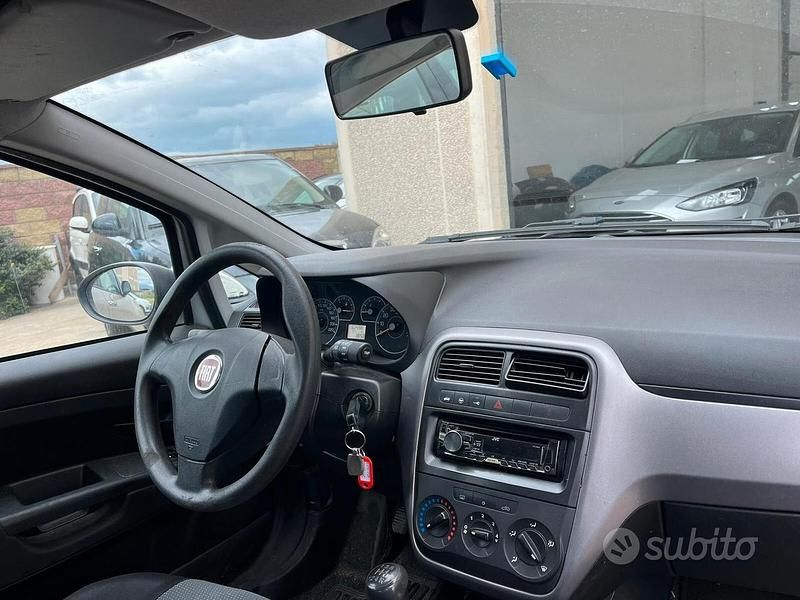 Usata Fiat Grande Punto 75 CV (55 kW) 2013 Grigio Utilitaria