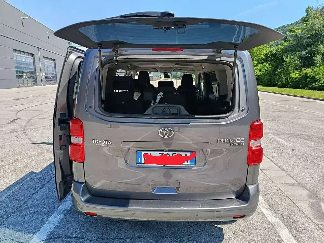 Usata Toyota Proace Luxury 150 CV (110 kW) 2017 Grigio Monovolume