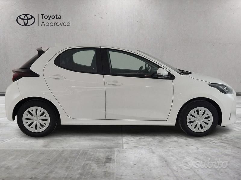 Usata Toyota Yaris Hybrid Active 92 CV (67 kW) 2025 Bianco Berlina
