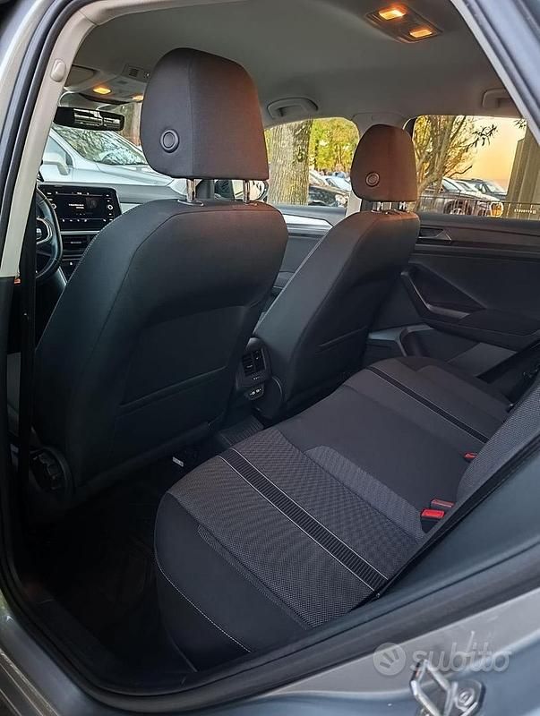 Usata VW T-Roc 116 CV (85 kW) 2022 Grigio SUV