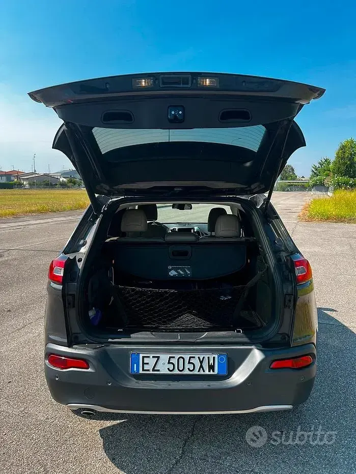 Usata Jeep Cherokee Limited 140 CV (102 kW) 2015 Grigio SUV