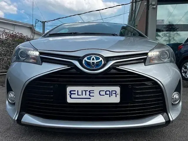 Usata Toyota Yaris Hybrid Active 75 CV (55 kW) 2015 Grigio Berlina