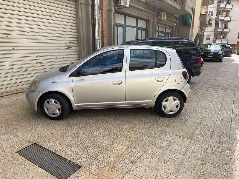Usata Toyota Yaris 75 CV (55 kW) 2002 Argento Berlina