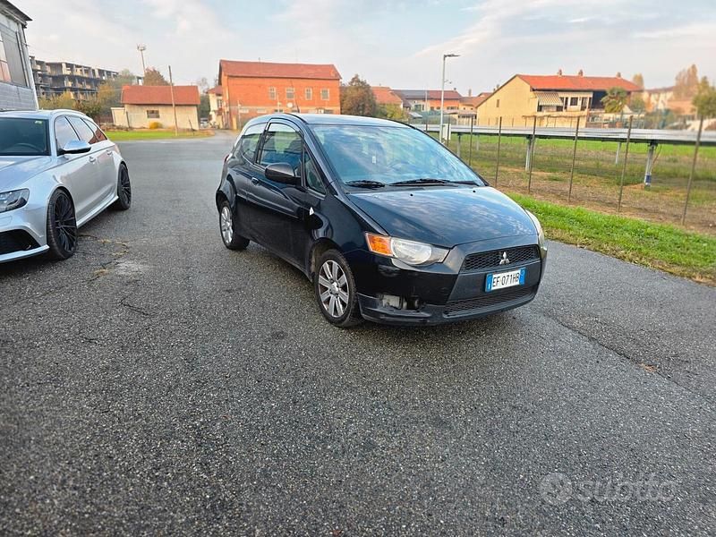 Nero Usata 2011 Mitsubishi Colt Berlina | 3500 € (Buon prezzo) - Immagine 1/4