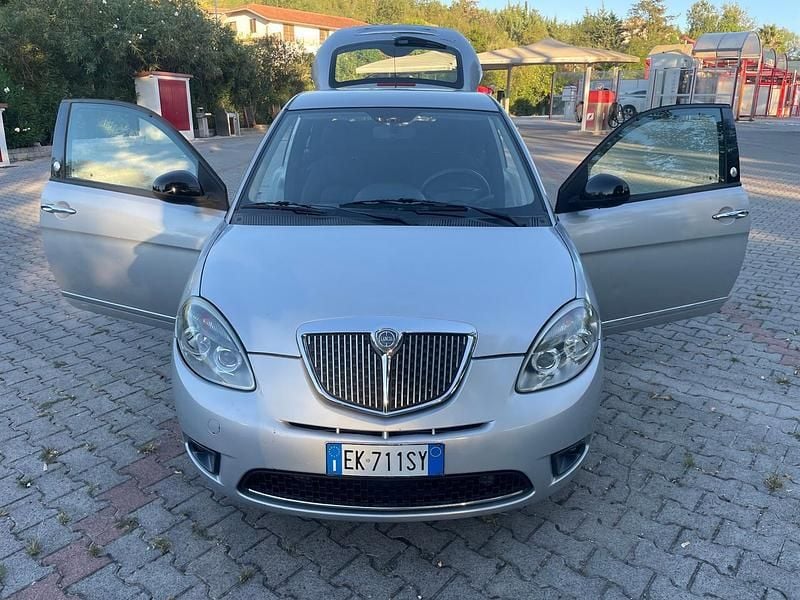 Usata Lancia Ypsilon 77 CV (56 kW) 2011 Argento Utilitaria