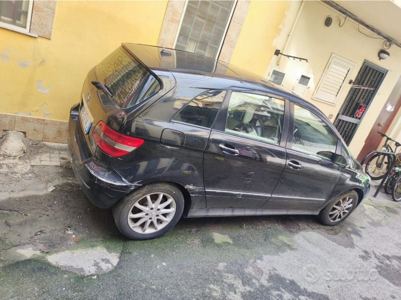Usata Mercedes B200 140 CV (102 kW) 2006 Nero Monovolume