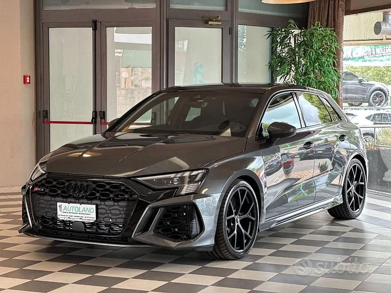 Grigio daytona Usata 2022 Audi RS3 Comfort Tre volumi | 47.950 € (Buon prezzo) - Immagine 1/4
