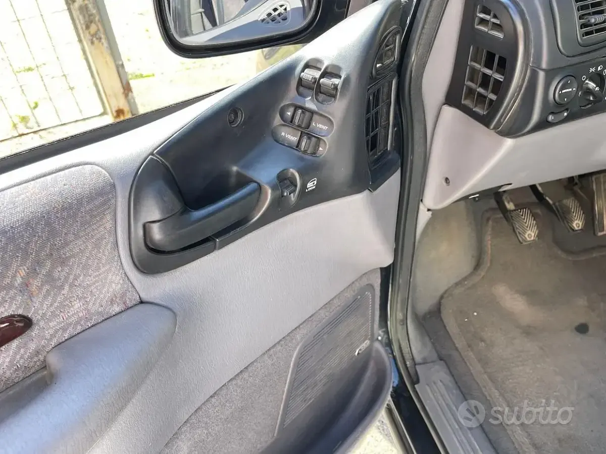 Usata Chrysler Voyager 116 CV (85 kW) 2000 Grigio Monovolume