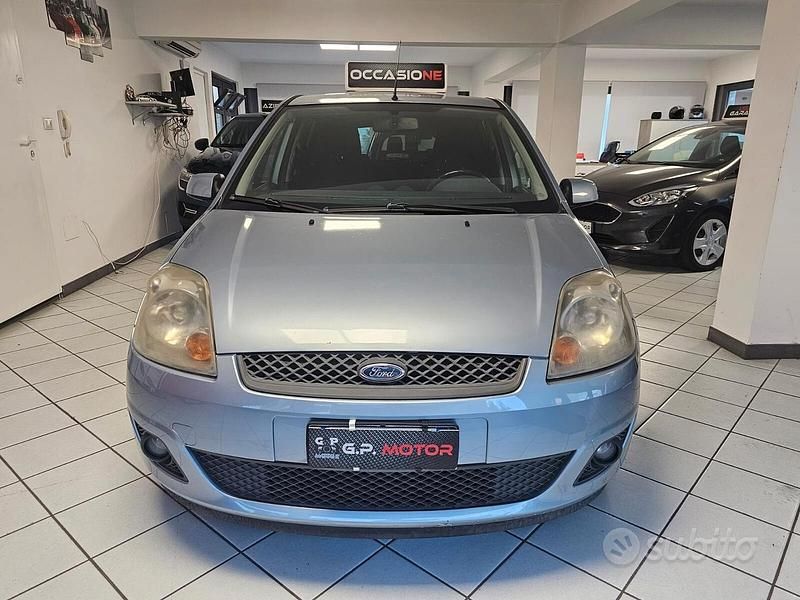 Usata Ford Fiesta Ghia 68 CV (50 kW) 2006 Blu Utilitaria