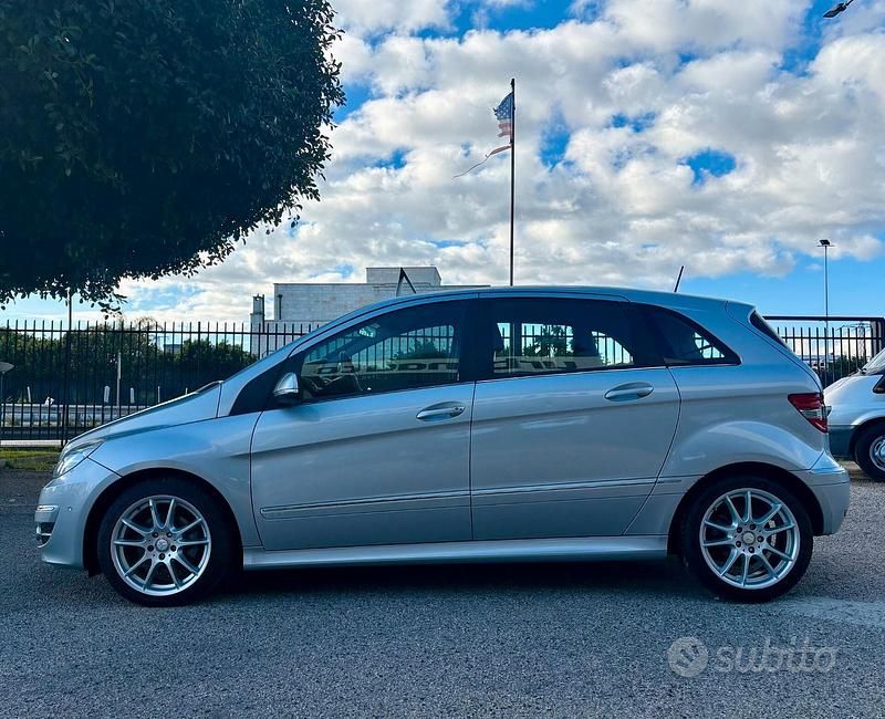 Usata Mercedes B200 140 CV (102 kW) 2009 Grigio Monovolume