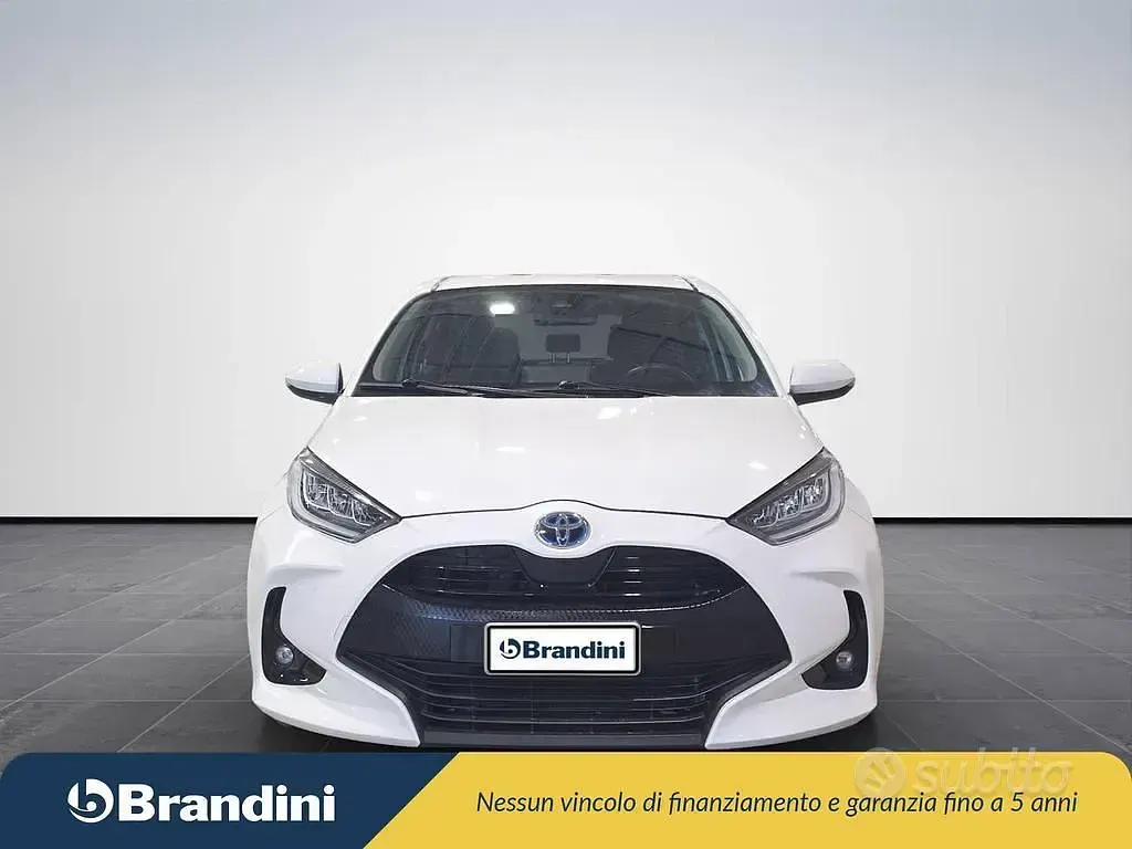Usata Toyota Yaris Hybrid Trend 92 CV (67 kW) 2021 Bianco Berlina