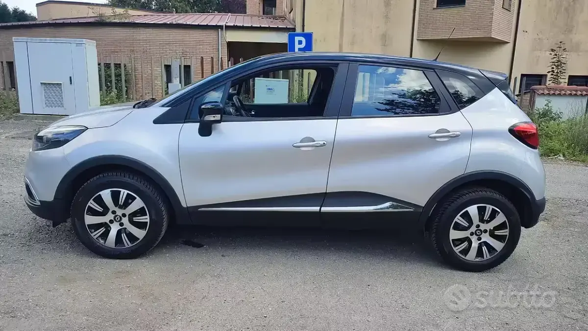 Usata Renault Captur Zen 90 CV (66 kW) 2017 Grigio SUV