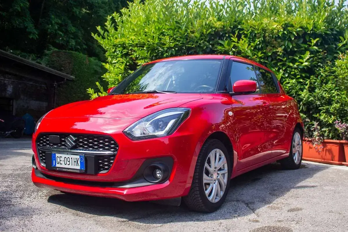 Usata Suzuki Swift Cool 83 CV (61 kW) 2021 Rosso Utilitaria