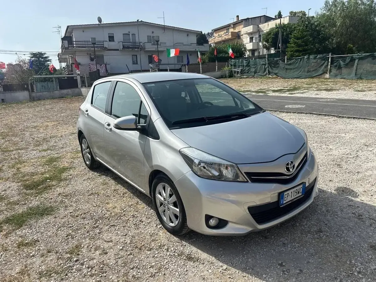 Usata Toyota Yaris Lounge 90 CV (66 kW) 2013 Argento Utilitaria