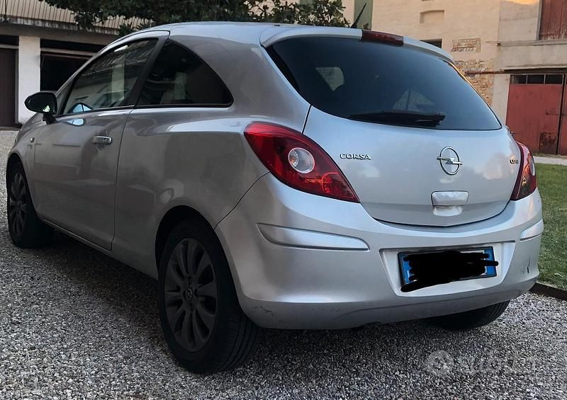 Usata Opel Corsa 90 CV (66 kW) 2010 Utilitaria