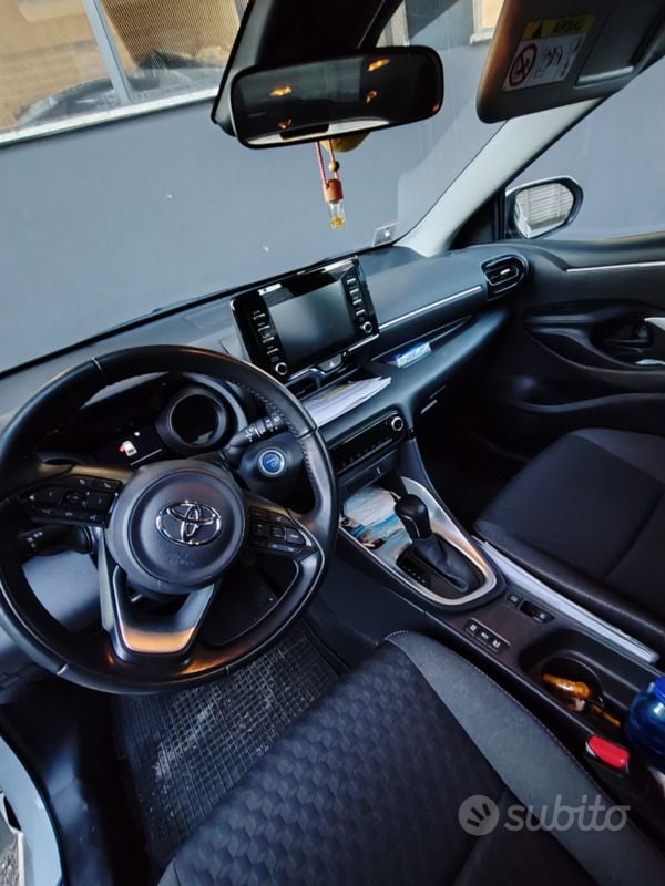 Usata Toyota Yaris Hybrid Trend 105 CV (77 kW) 2021 Bianco Utilitaria