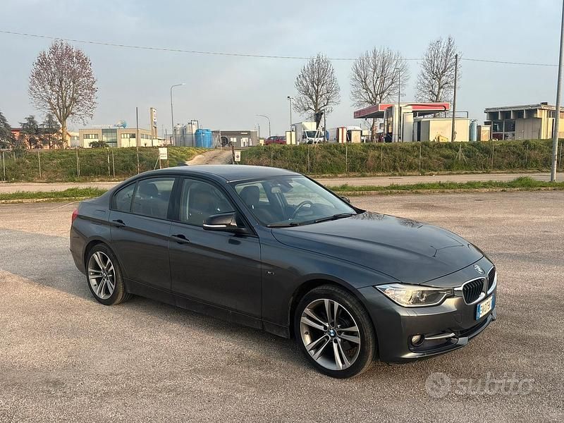 Usata BMW 318 Sport Line 143 CV (105 kW) 2014 Grigio Berlina
