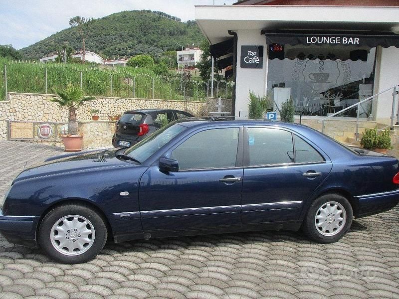 Usata Mercedes E250 Avantgarde 113 CV (83 kW) 1996 Blu Berlina